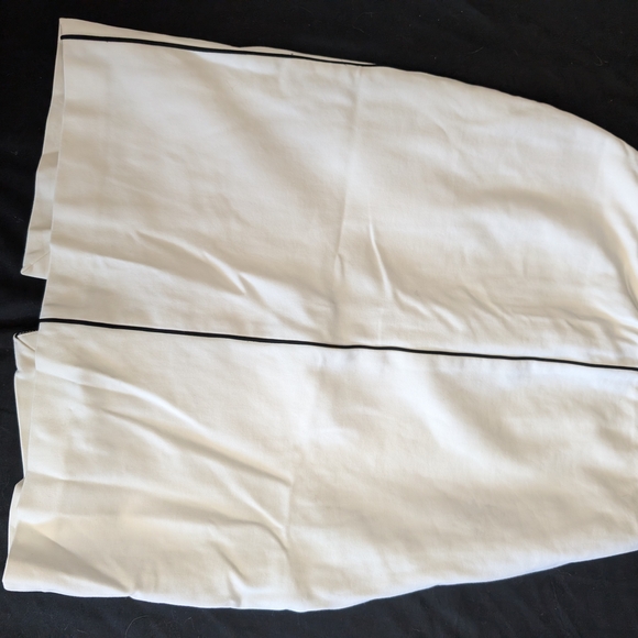White House Black Market White Pencil Skirt with Black Piping - Picture 2 of 3